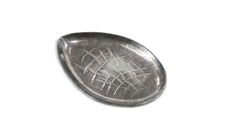 MINOLA ADA Centrotavola in argento inciso e sbalzato, marchiato "Ada Minola...