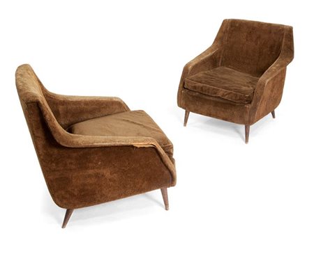 DE CARLI CARLO 802 Due poltrone con struttura in legno ed imbottitura in...