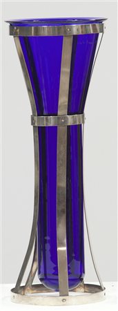 MUNARI CLETO Vaso in cristallo blu con montatura in argento. Inciso a punta...