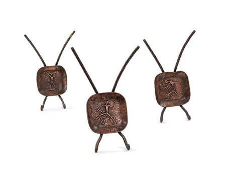 BRAGALINI ANGELO Tre attaccapanni in rame massiccio con formelle centrali in...