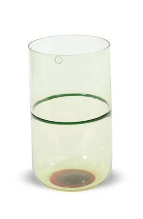 WIRKKALA TAPIO Vaso in vetro incalmo con fascia verde e fondo rosso....