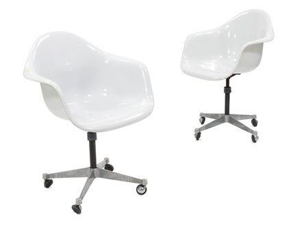 EAMES CHARLES Coppia di poltroncine in fibra di vetro con struttura in...