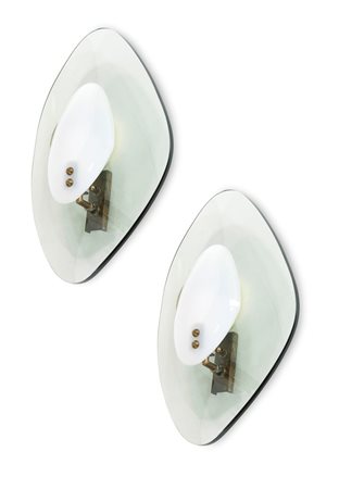 CRISTAL ART Coppia di appliques in vetro curvato fumé con diffusore in vetro...