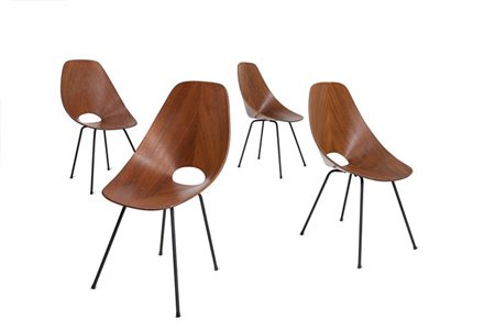 NOBILI VITTORIO Medea Quattro sedie in compensato curvato e struttura in...