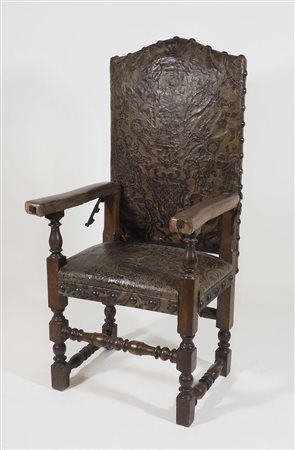 Trono in legno con braccioli scolpiti, schienale reclinabile in diverse...