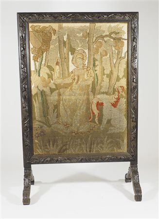 Paravento in legno scolpito con stoffa centrale. XVIII secolo.