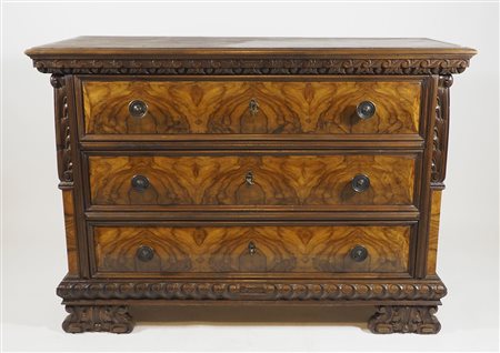 Cassettone in stile seicentesco a 4 cassetti. cm. 102x141x59.