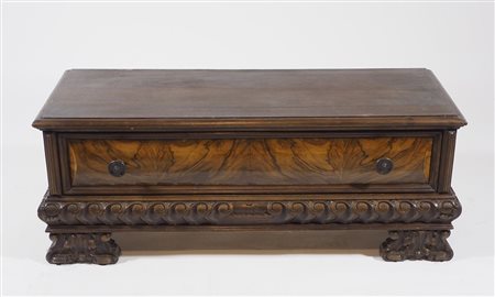 Piccola cassa in stile seicentesco. cm. 40x100x40.