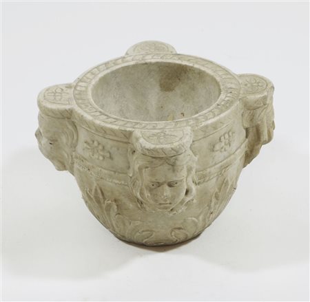 Pestello in pietra inciso.