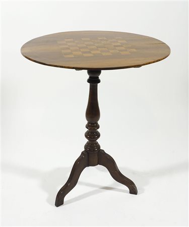 Tavolino con piano rotondo e scacchiera intarsiata. H. cm. 67. diam. cm. 60.