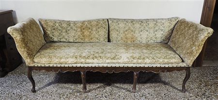 Divano in legno di noce ricoperto da stoffa. XIX secolo.