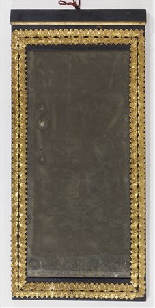 Specchio con cornice in legno dorato decorato a foglie. cm. 103x48.