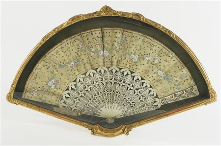 Ventaglio con stecche in osso traforato decorato a motivi floreali.