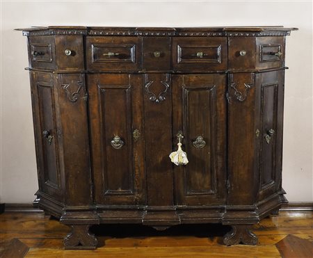 Credenza scantonata in legno di noce a 4 ante e 4 cassetti, applicazioni in...