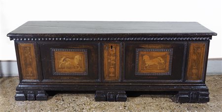 Cassapanca in legno intarsiata in legni chiari con figure di uccelli. XVII...