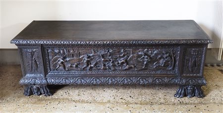 Cassapanca in legno con fronte scolpito raffigurante scene di caccia. Veneto,...