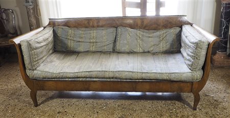 Divano a barca in legno, braccioli mossi. Epoca Biedermeier. Lung. cm. 218.