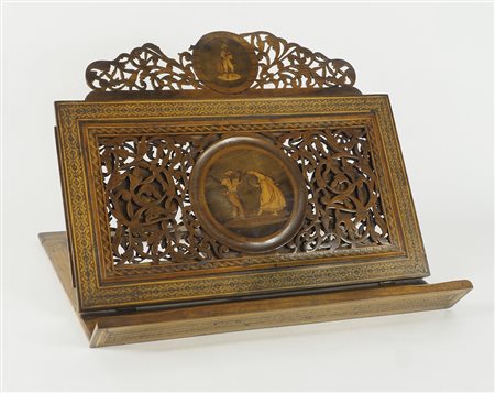 Leggio da tavolo in legno finemente intagliato e intarsiato in legni chiari....