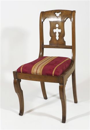 Sedia su gambe mosse e schienale traforato. Metà XIX secolo.