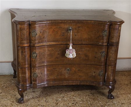 Cassettone a 3 cassetti lastronato in legno di noce e radica di noce, fianchi...