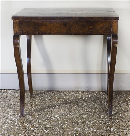 Scrittoio in stile Impero lastronato in legno di noce. XIX secolo. cm. 80x76x53.