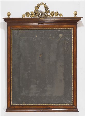 Specchiera in legno di noce con cimasa applicata in legno dorato scolpito....