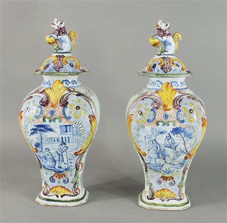 Delft: coppia di vasi in porcellana polciroma con coperchi. Delft, XVIII...