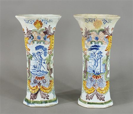 Delft: coppia di vasi in maiolica dipinta. Delft, XVIII secolo. H. cm. 34....