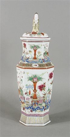 Vaso cinese con coperchio. XVIII secolo. H. cm. 50.