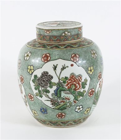 Potiche decorato verde. Cina, XX secolo. H. cm. 25.