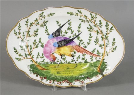 Piatto in porcellana polilobato a motivi zoomorfi. Diam. cm. 30.