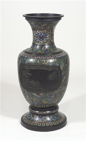 Grande vaso in bronzo con smalti policromi a lavorazione cloisonnè. Cina, XIX...