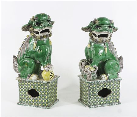 Coppia di cani di Pho in ceramica verde. Cina, XIX secolo. H. cm. 42. (difetto).