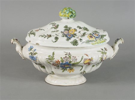 Zuppiera in maiolica dipinta a motivi floreali e tacchiolo. Bassano, XVIII...