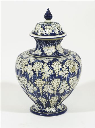 Vaso in ceramica policroma decorato con grappoli d'uva. H. cm. 48.