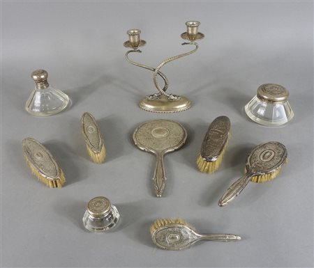 Set da toilette in cristallo con impugnature in argento sbalzato e lavorato.