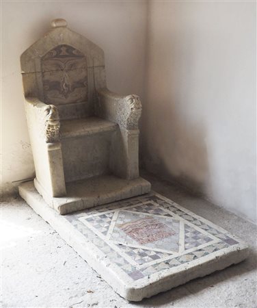 Trono in marmo con braccioli scolpiti a teste ferine. (restauri).il lotto...