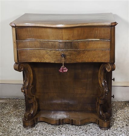 Mobile-toilette con piano apribile e all'interno scomparti in marmo, ai lati...