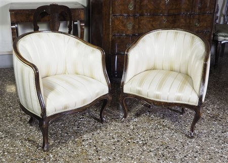 Coppia di poltroncine a pozzetto. Inizio XIX secolo.