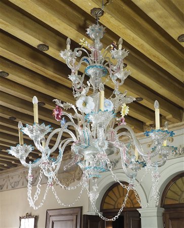 Lampadario in vetro di Murano a 8 luci con vetri colorati.Il lotto potrà...