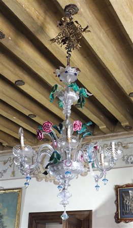 Lampadario in vetro di Murano con vetri colorati. H. cm. 100.Il lotto potrà...