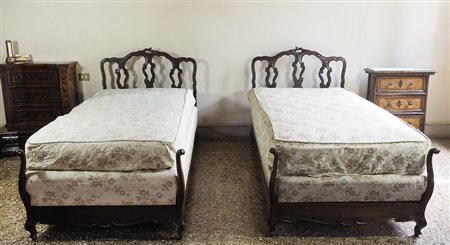 Lotto di 2 letti singoli in legno in stile veneziano.