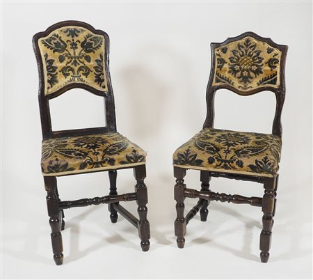 lotto di 9 sedie in legno di noce a rocchetto, modelli diversi. Lombardia,...