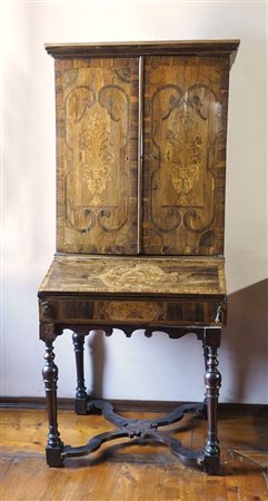 Scrittoio con ribalta e alzata a 2 ante, gambe tornite unite da crociera,...