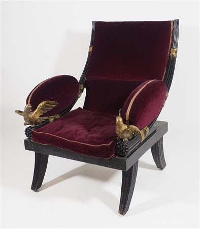Poltrona in legno decorata con figure di aquile e motivi a fascio. Veneto,...