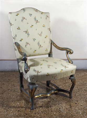 Coppia di poltrone in legno laccate e dorate. Una del XVIII secolo e l'altra...