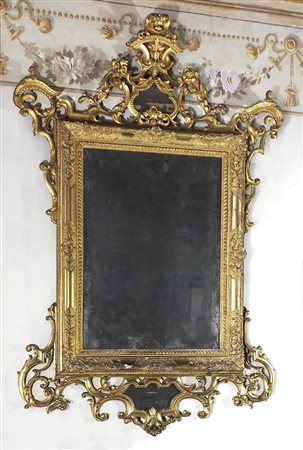 Specchiera in legno dorato finemente intagliato. XIX secolo. H. cm. 230....