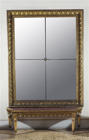 Cornice neoclassica in legno dorato e finemente intagliato. Inizio XIX...