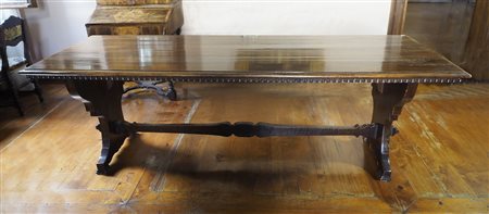 Grande tavolo da pranzo in legno scuro su gambe mosse. cm. 83x250x92.