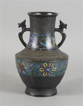 Vaso a lavorazione cloisonnè. XIX secolo. H. cm. 30.